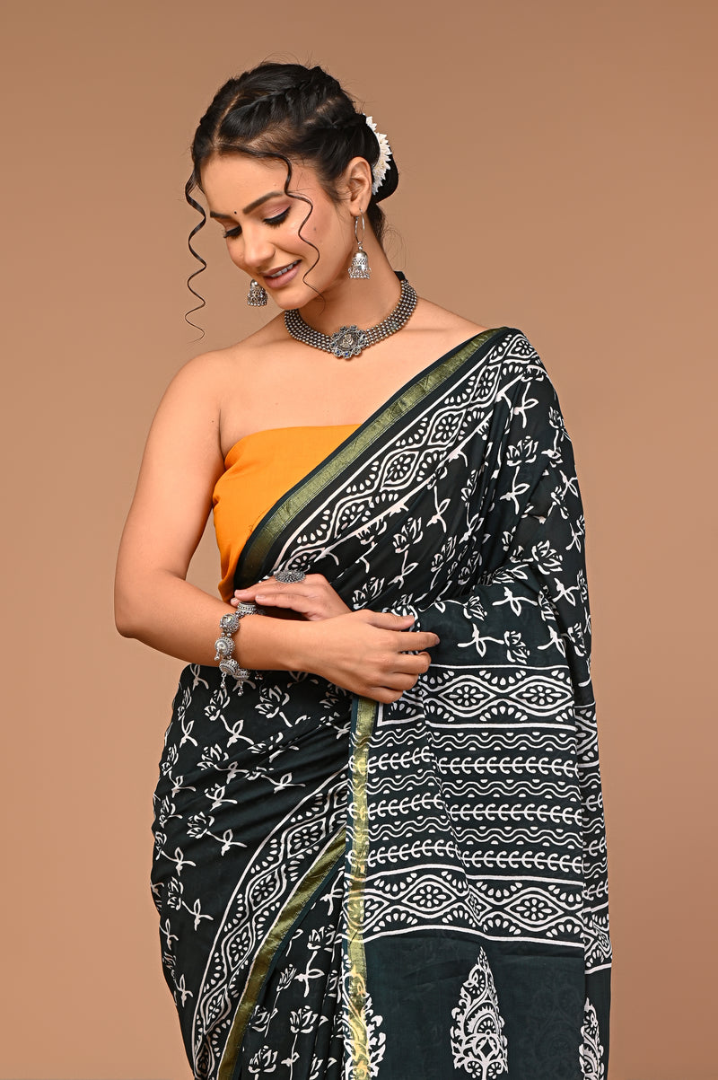 Lovwear Green V-Shape Geometric Cotton MulMul Saree with Zari Border - Fabric Texture View