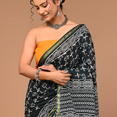 Lovwear Green V-Shape Geometric Cotton MulMul Saree with Zari Border - Fabric Texture View