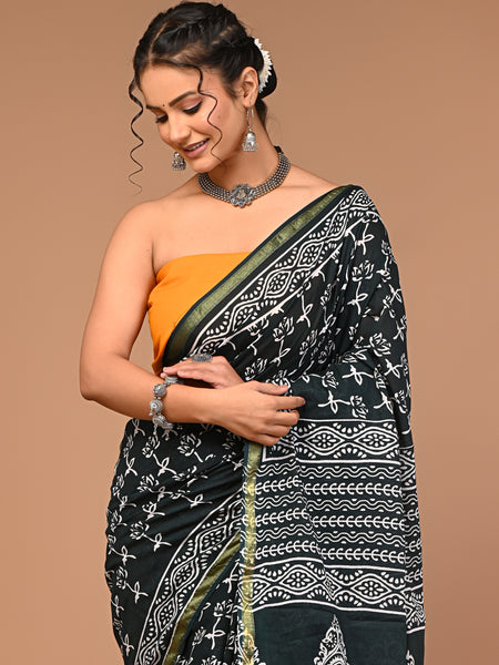 Lovwear Green V-Shape Geometric Cotton MulMul Saree with Zari Border - Fabric Texture View