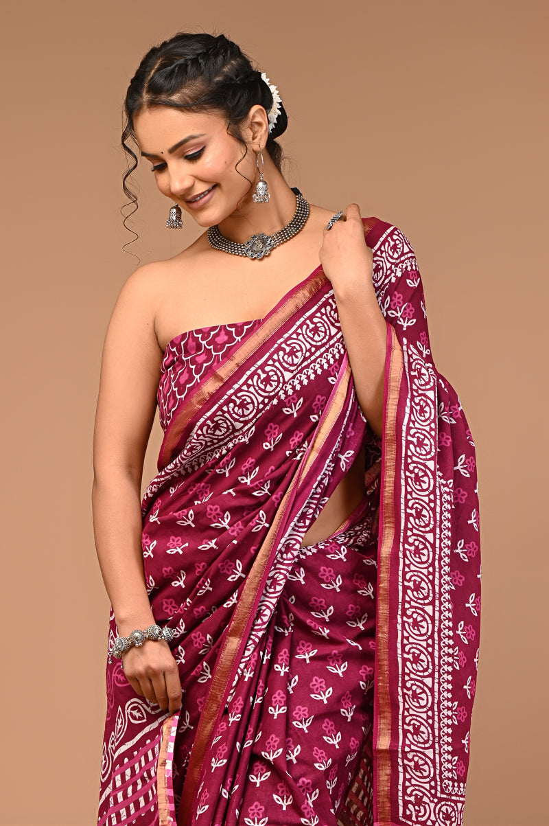 Lovwear Purple V-Shape Geometric Cotton MulMul Saree with Zari Border - Fabric Texture View