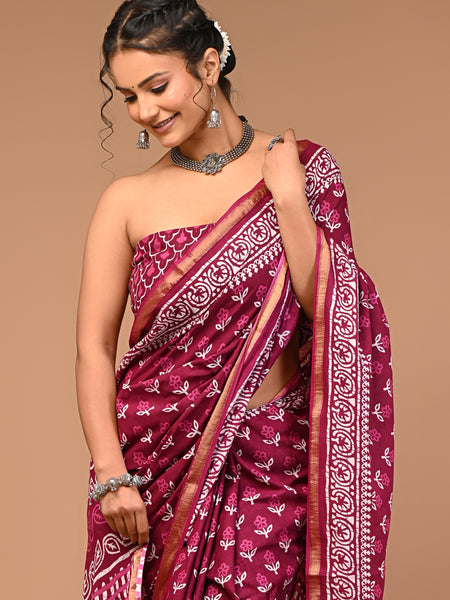 Lovwear Purple V-Shape Geometric Cotton MulMul Saree with Zari Border - Fabric Texture View