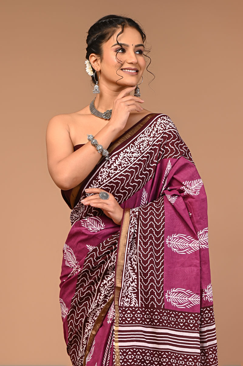 Lovwear Purple Discharge Motif Cotton MulMul Saree with Zari Border - Fabric Texture View